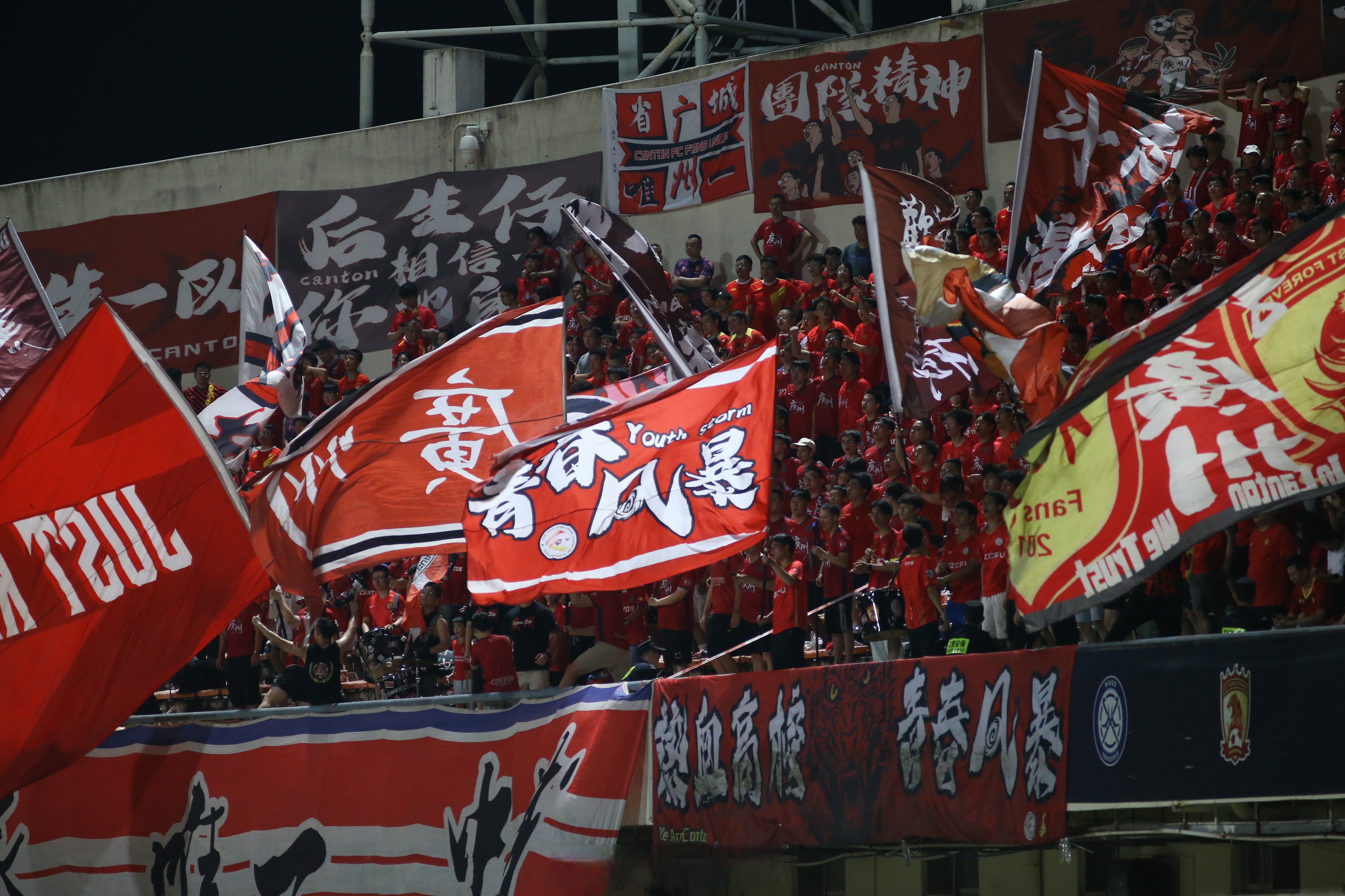 大连人主场对阵重庆斯威，力争主场胜利