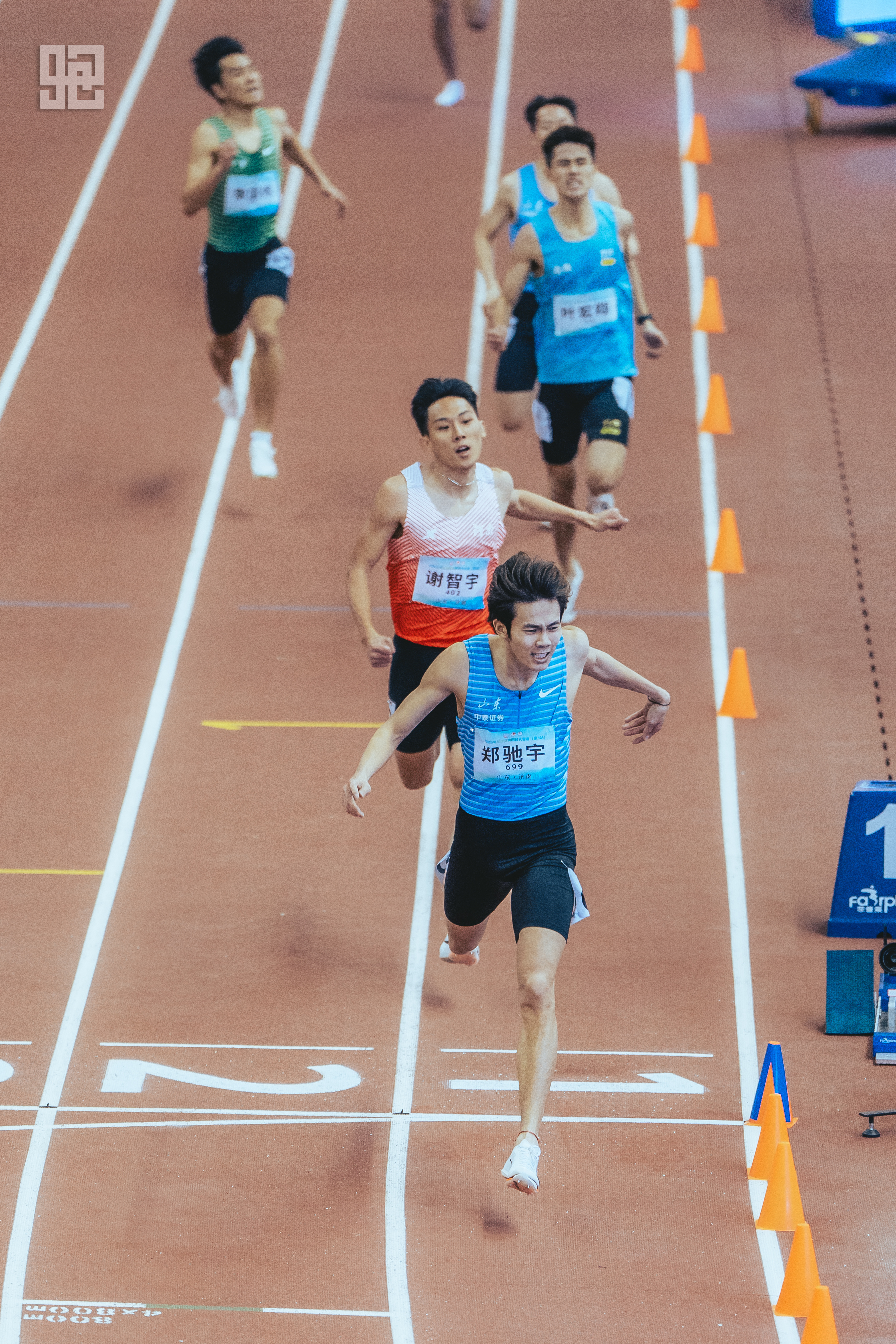 选手们赛场奋勇拼搏，谱写辉煌的简单介绍