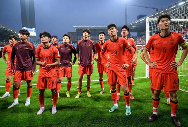 国足东亚杯噩梦开局！李东炅远射世界波，7年7战韩国从未零