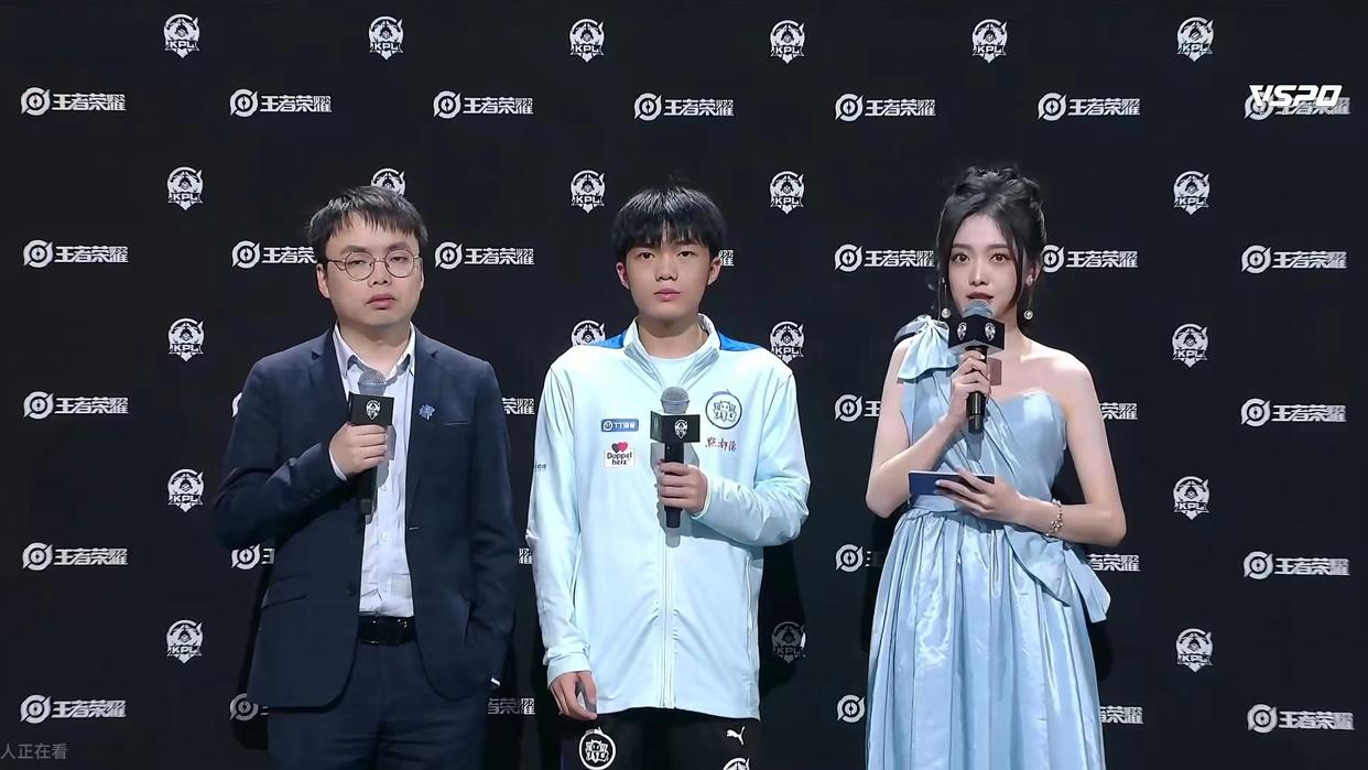 猪哼：听说RNGM快要解脱了呀，江湖传闻1亮12回复王者荣耀