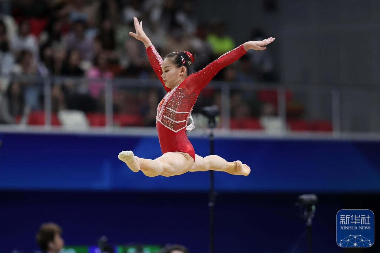 体操女子团体赛中国选手夺得金牌