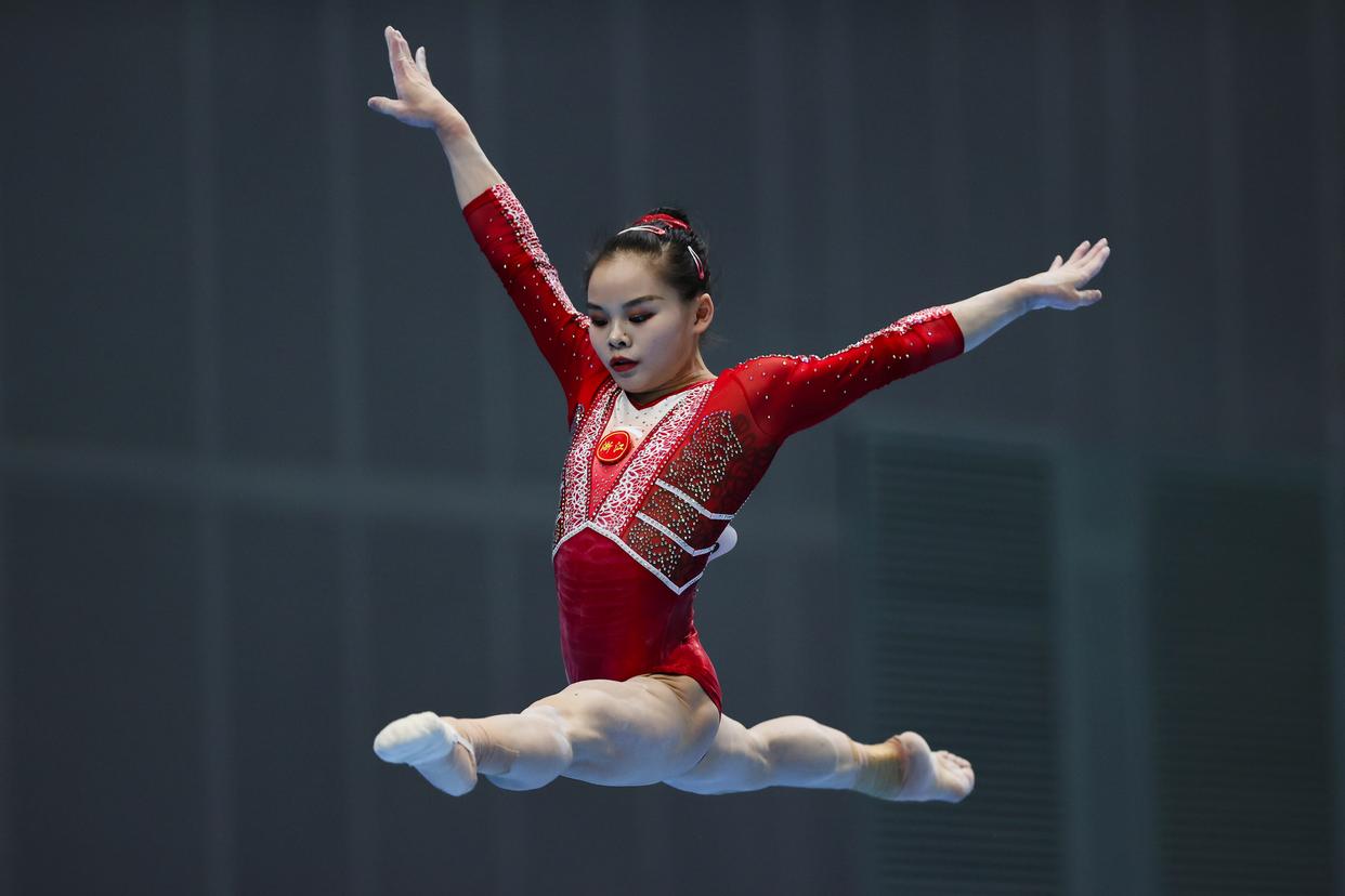 体操女子团体赛中国选手夺得金牌