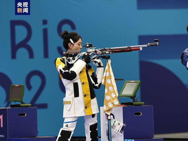 泰国选手在射击比赛中夺得银牌